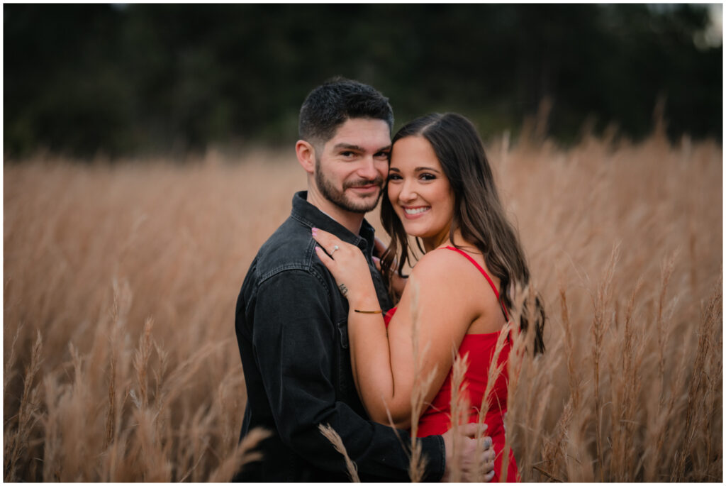 Couples photography in a field of wheat